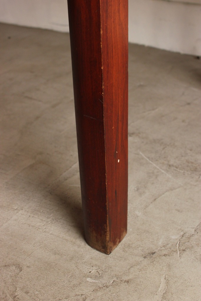 ベルギー製のテーブル