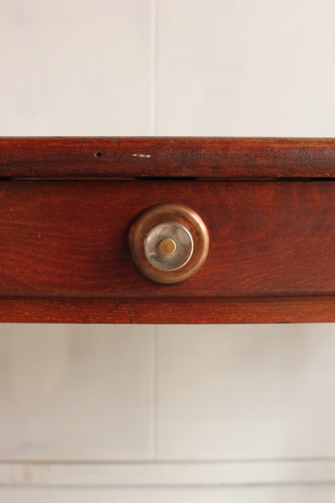 ベルギー製のテーブル