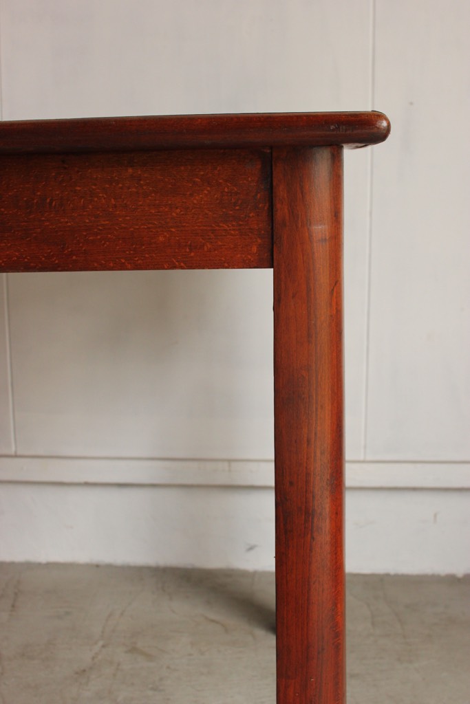 ベルギー製のテーブル