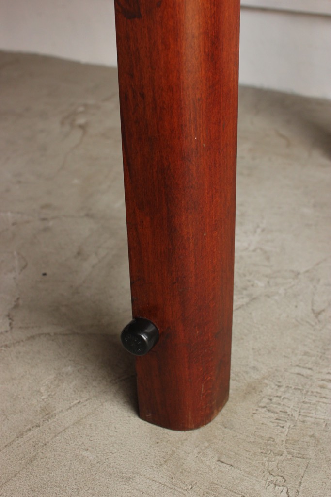 ベルギー製のテーブル