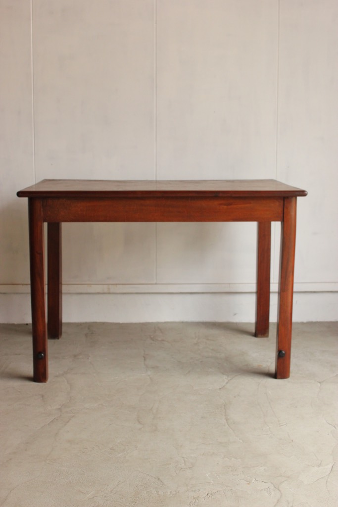 ベルギー製のテーブル