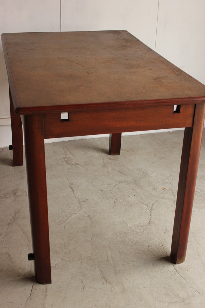 ベルギー製のテーブル