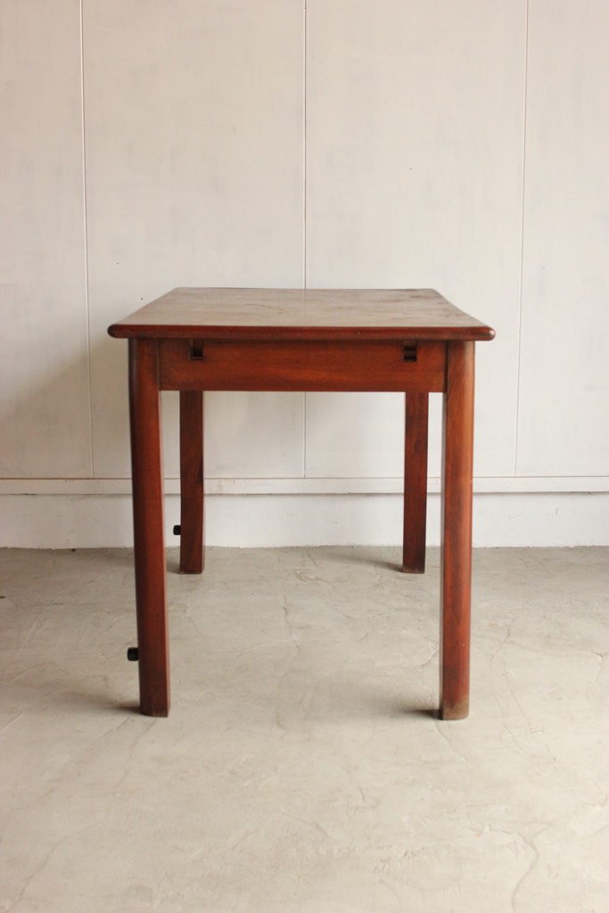 ベルギー製のテーブル