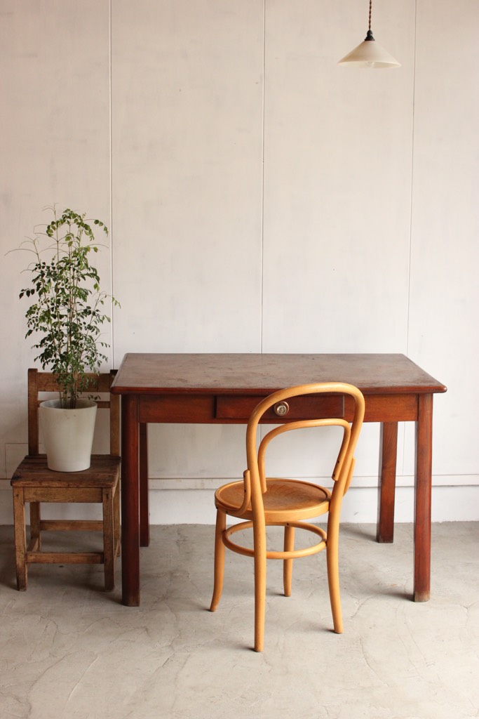 ベルギー製のテーブル