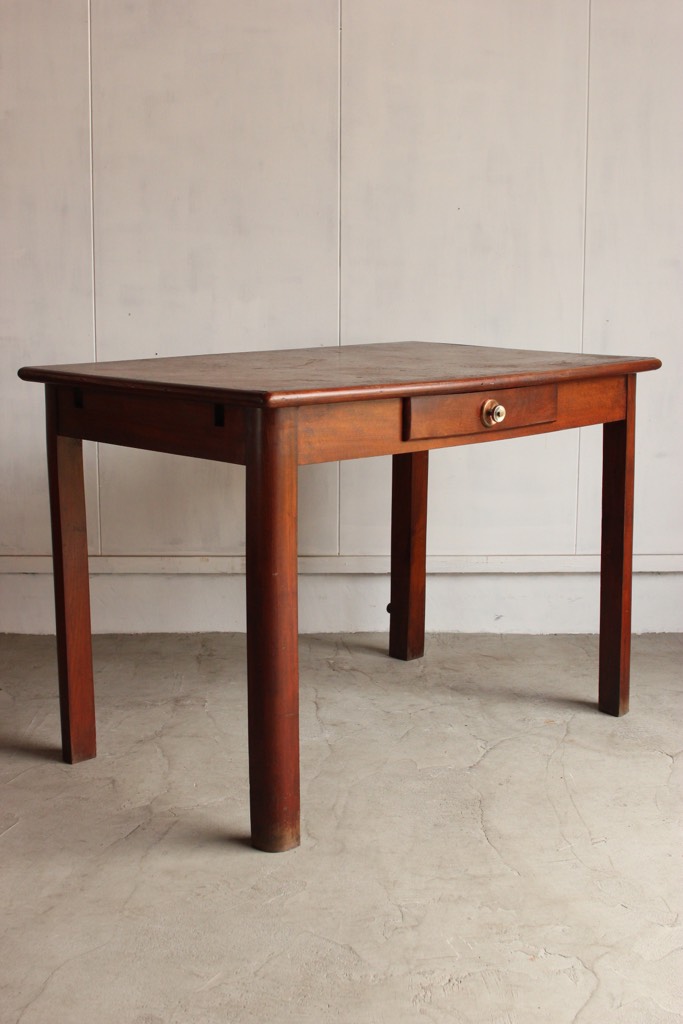 ベルギー製のテーブル