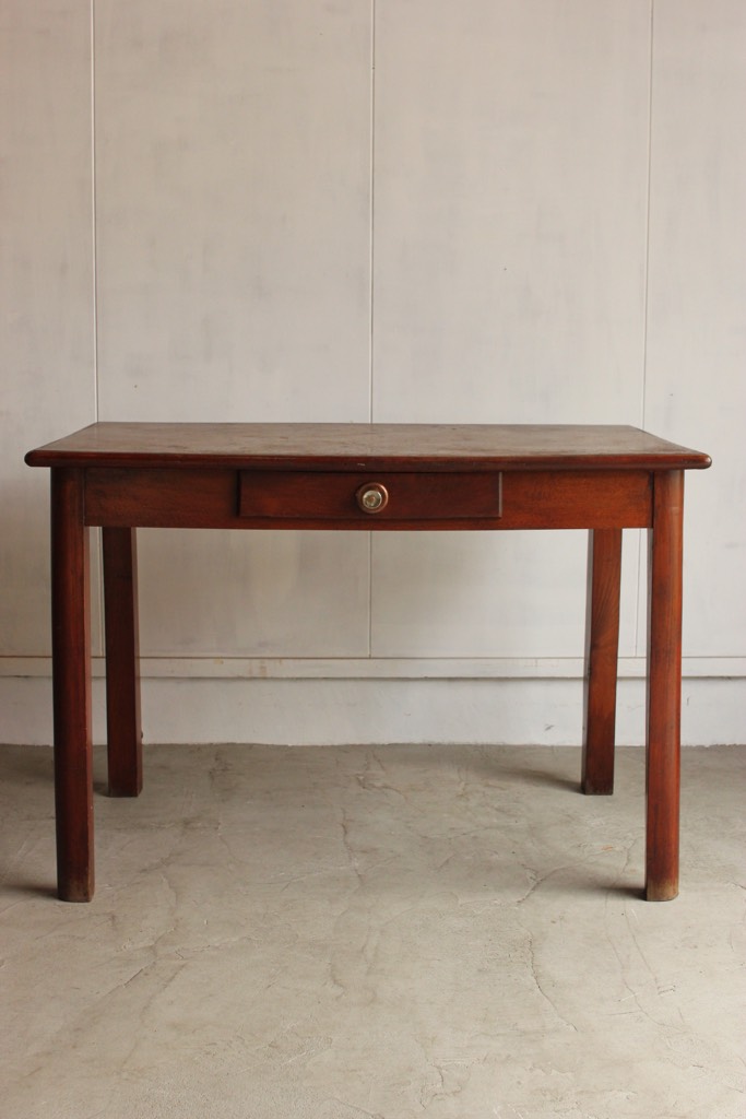 ベルギー製のテーブル