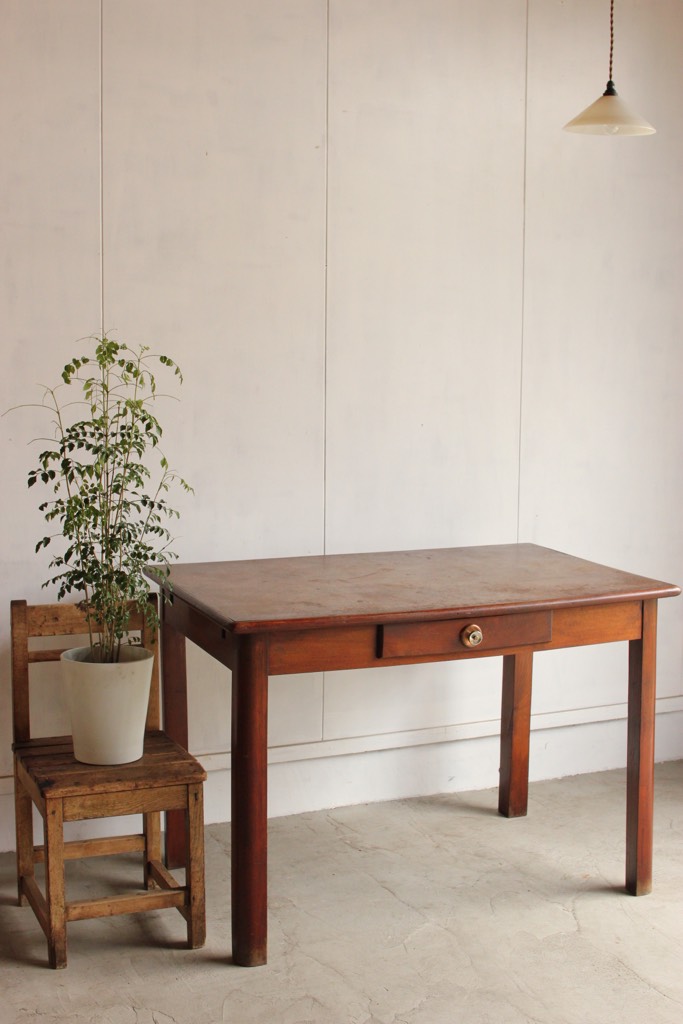 ベルギー製のテーブル