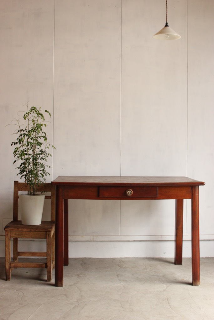 ベルギー製のテーブル