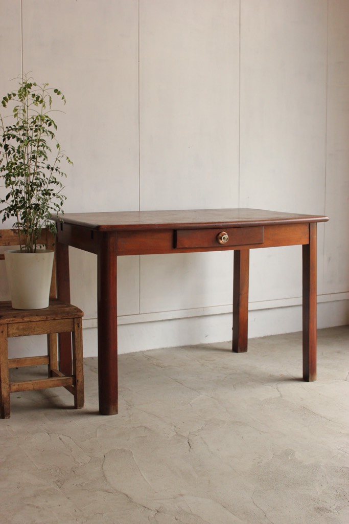 ベルギー製のテーブル