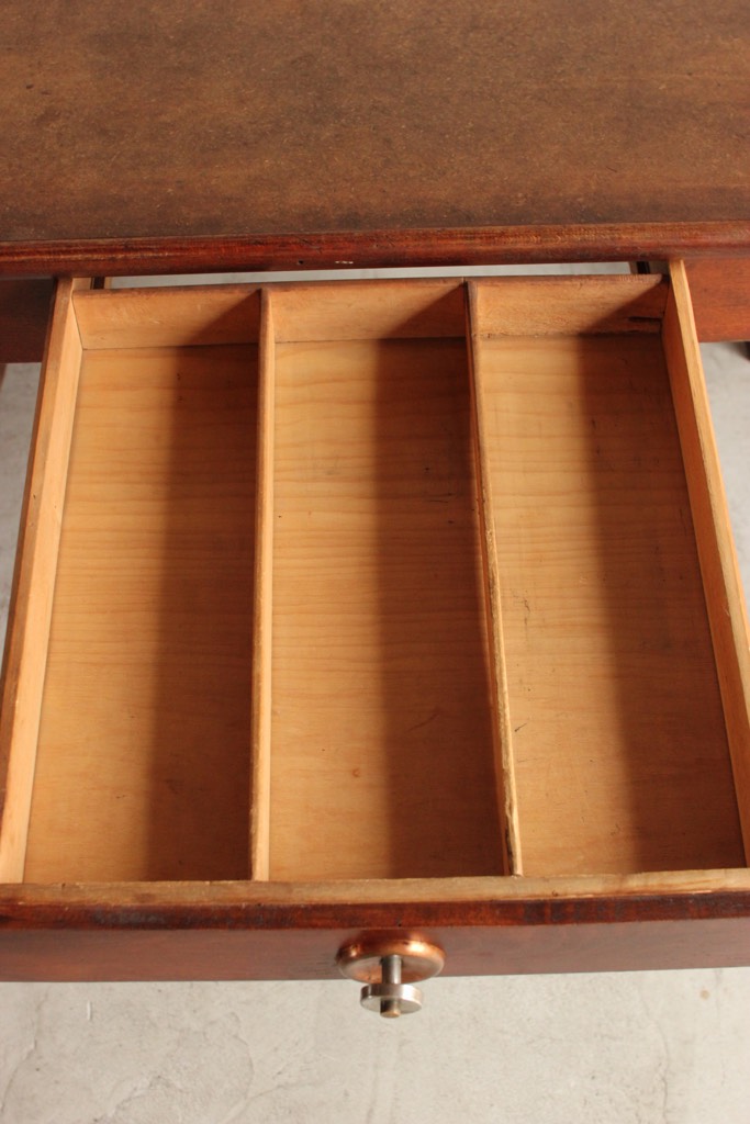 ベルギー製のテーブル