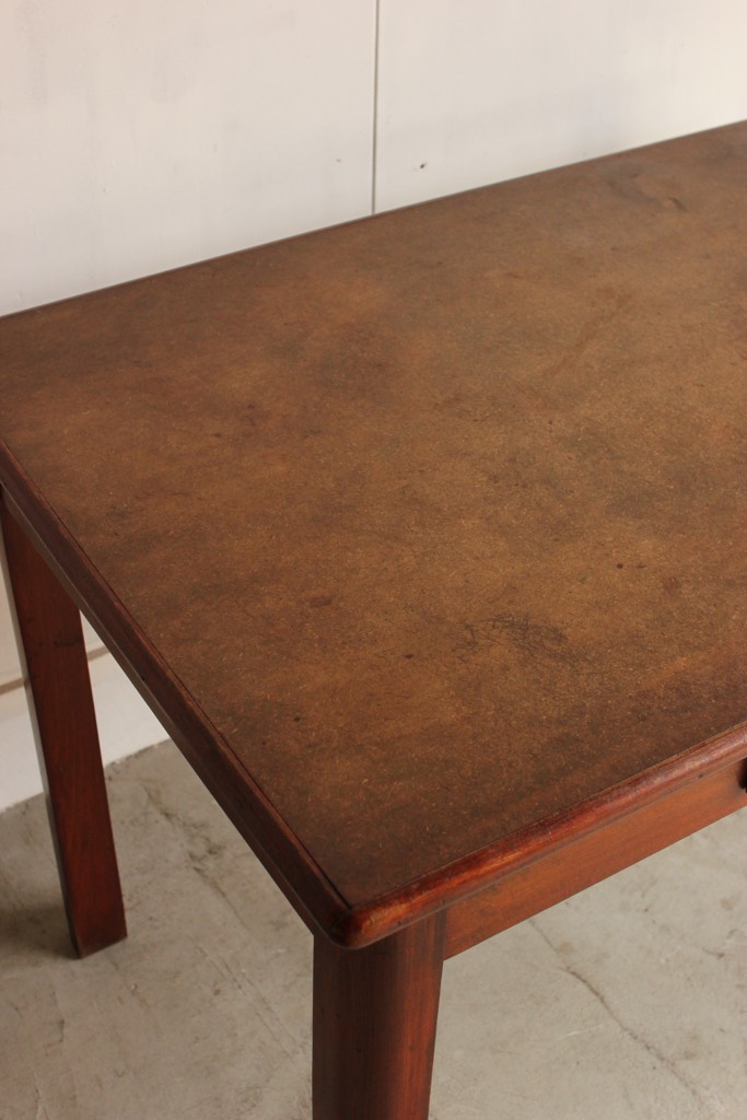 ベルギー製のテーブル