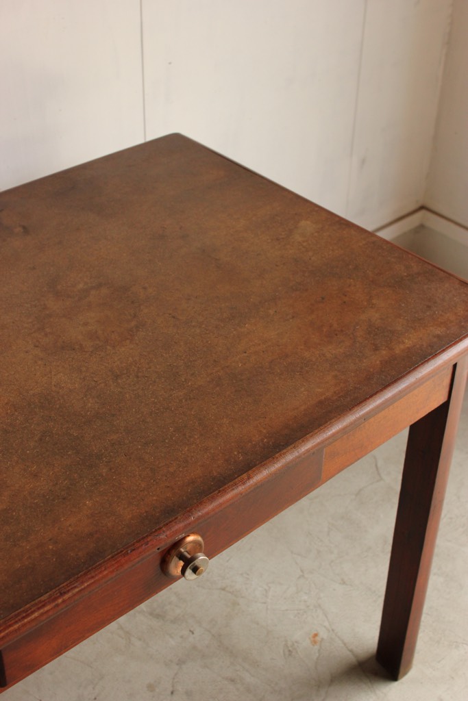 ベルギー製のテーブル