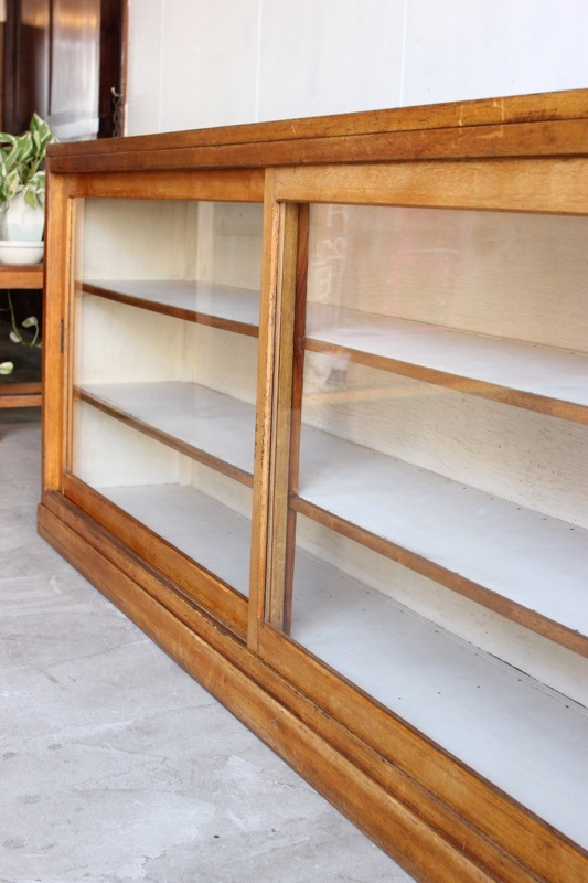 横長ガラス引戸棚