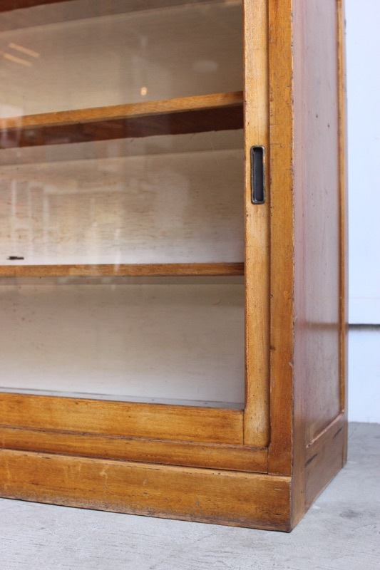 横長ガラス引戸棚