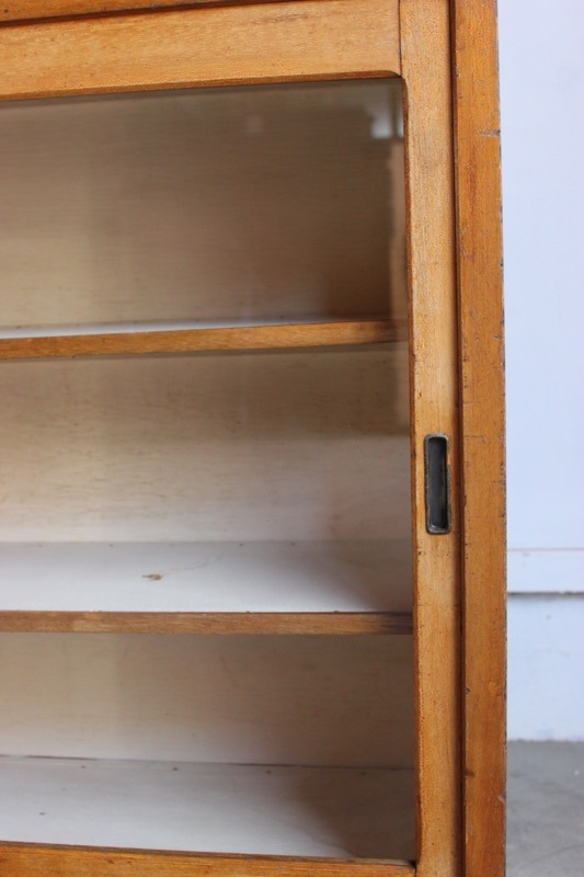 横長ガラス引戸棚