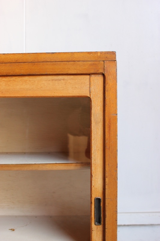 横長ガラス引戸棚