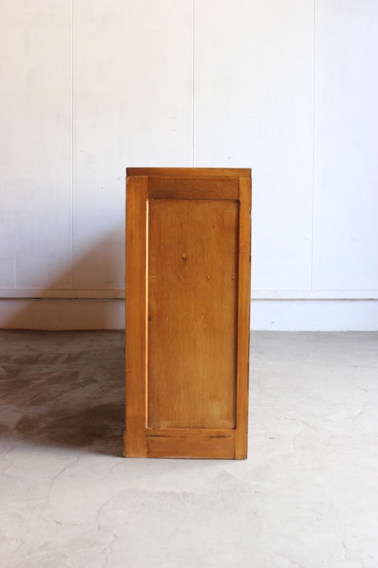 横長ガラス引戸棚