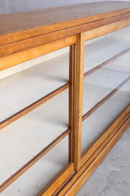 横長ガラス引戸棚