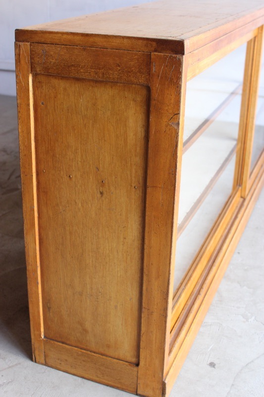 横長ガラス引戸棚