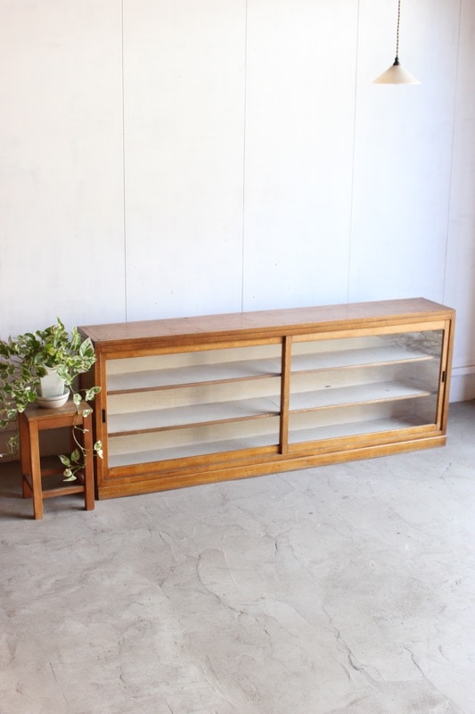 横長ガラス引戸棚