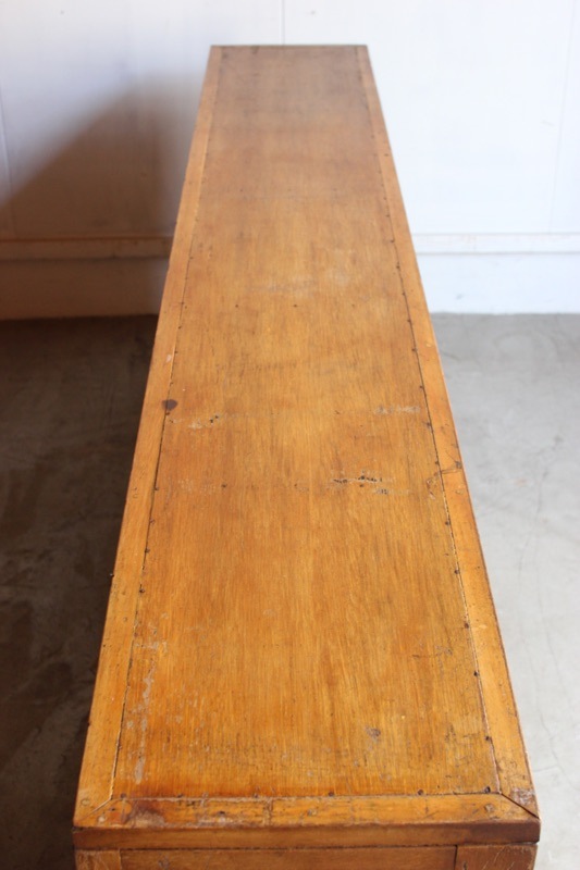 横長ガラス引戸棚