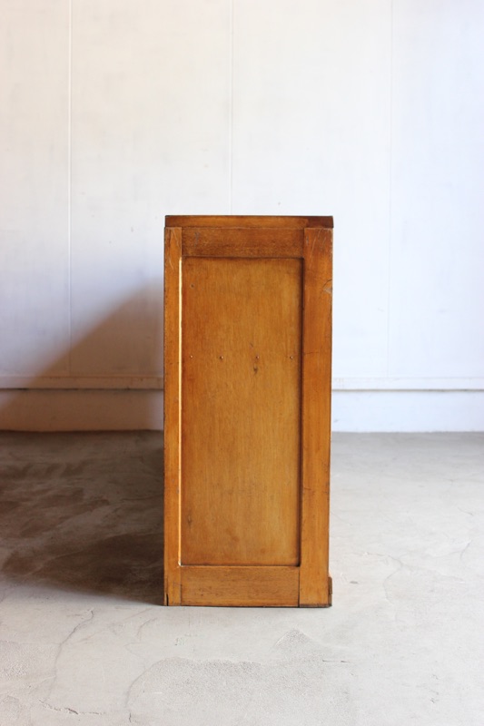 横長ガラス引戸棚