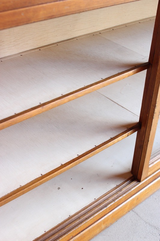 横長ガラス引戸棚