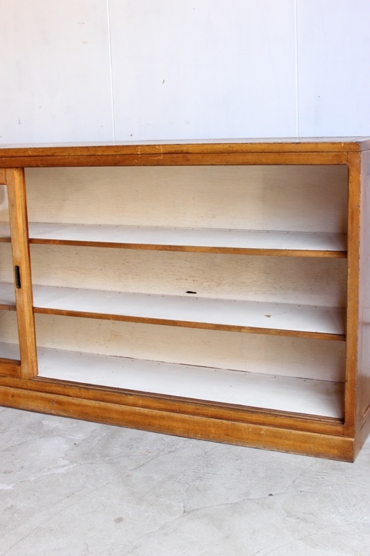 横長ガラス引戸棚