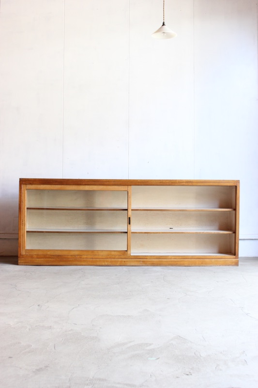 横長ガラス引戸棚