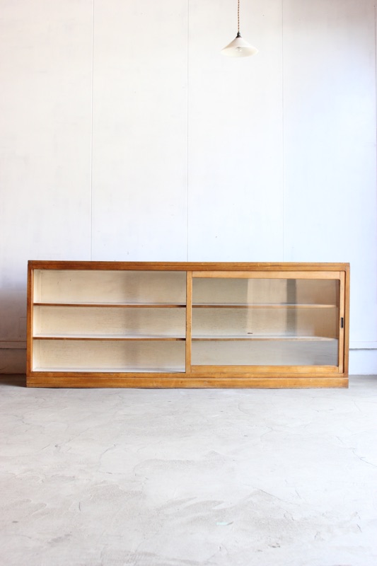 横長ガラス引戸棚