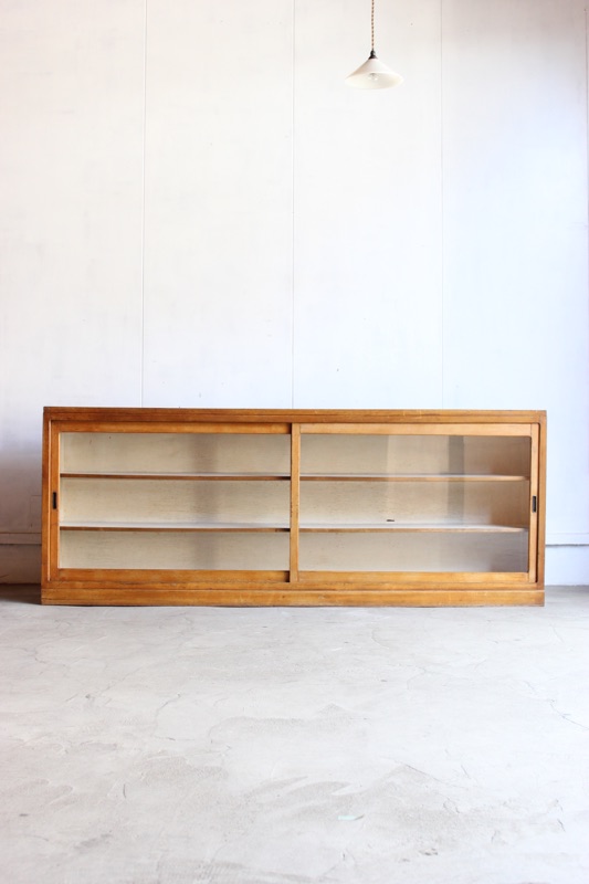 横長ガラス引戸棚