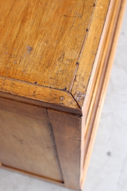 横長ガラス引戸棚