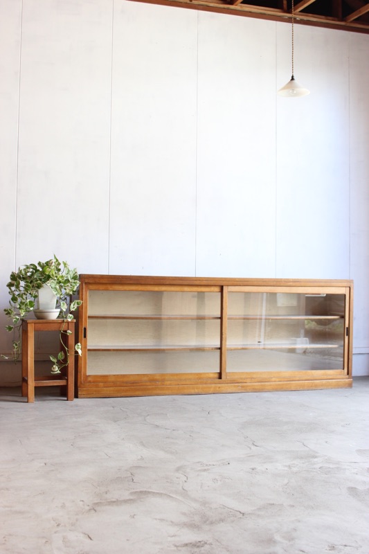 横長ガラス引戸棚