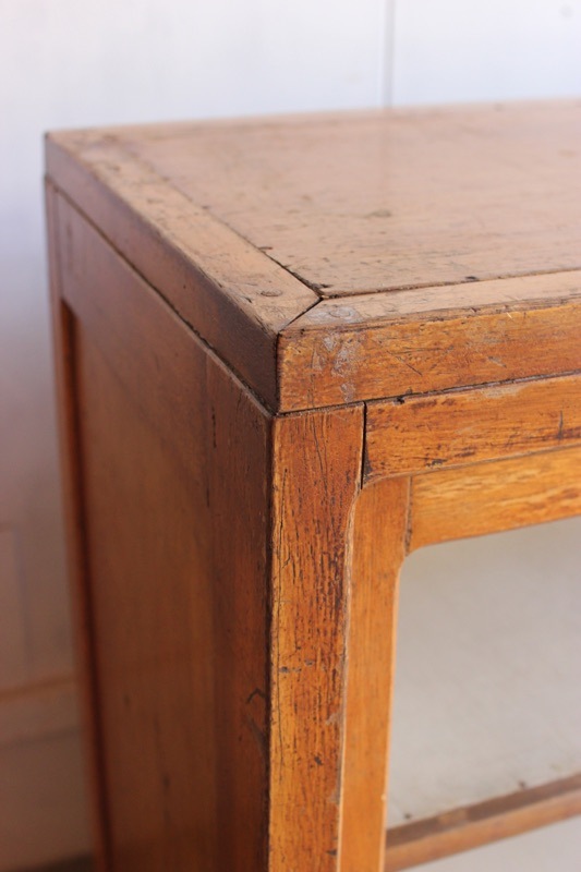 横長ガラス引戸棚