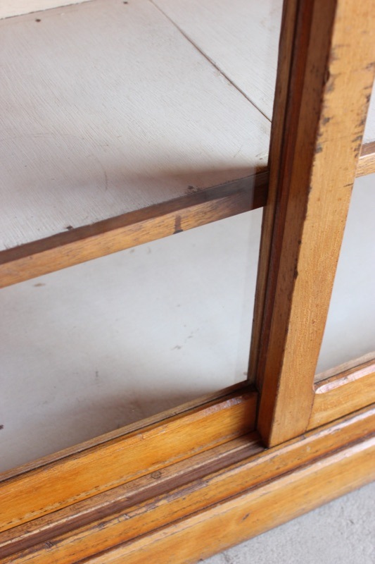 横長ガラス引戸棚