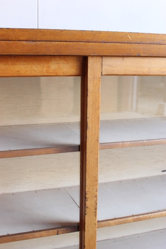 横長ガラス引戸棚