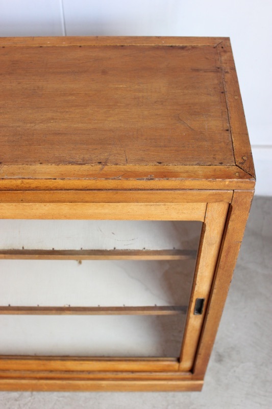 横長ガラス引戸棚