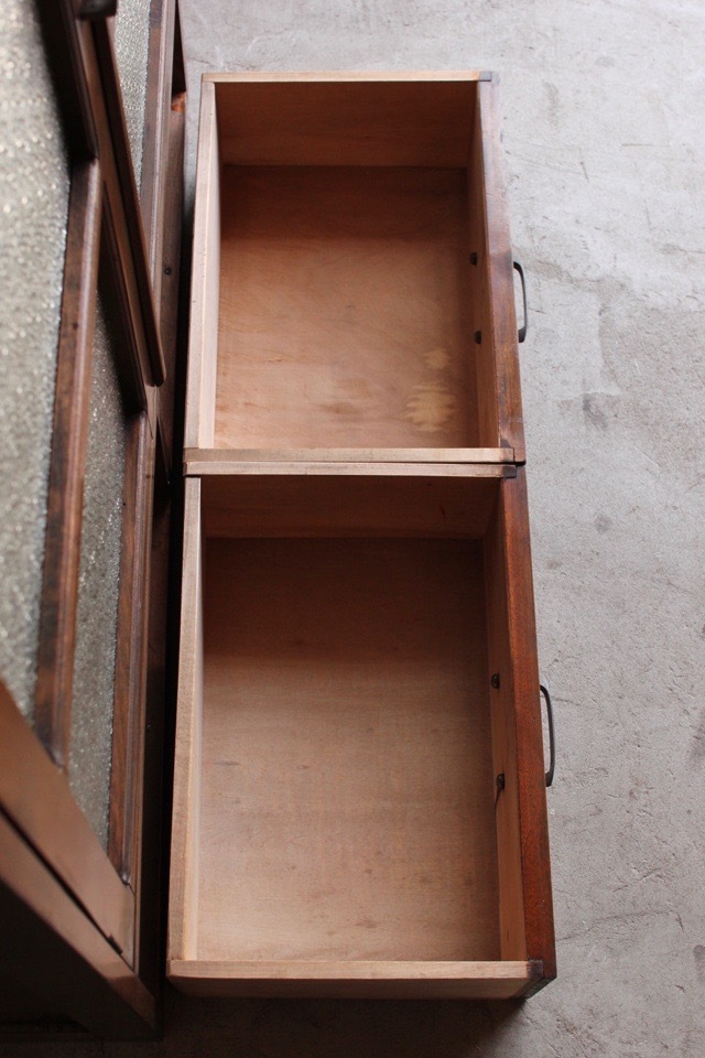 ダイヤガラスの戸棚