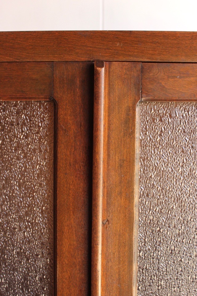 ダイヤガラスの戸棚