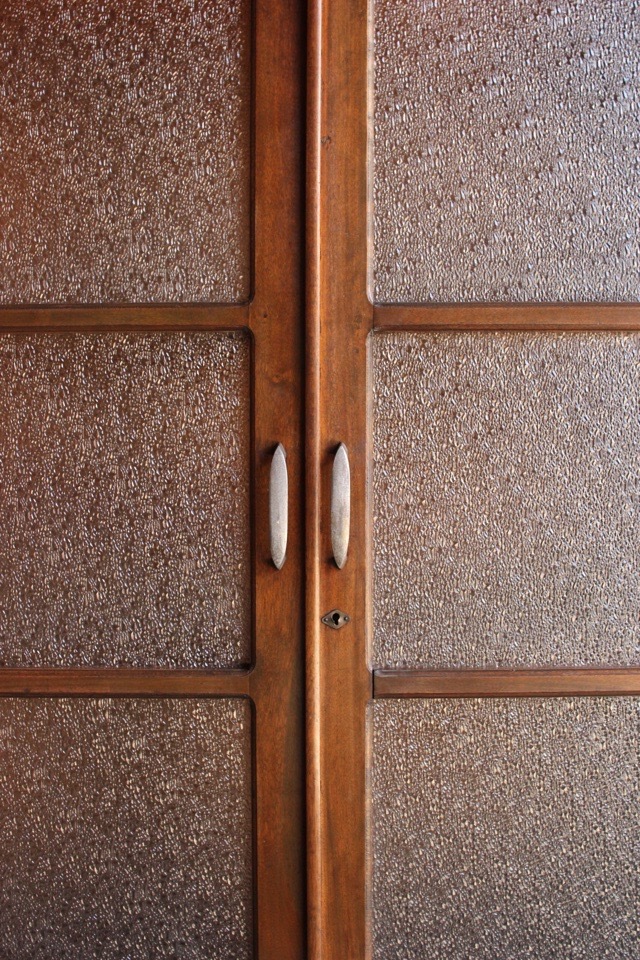 ダイヤガラスの戸棚