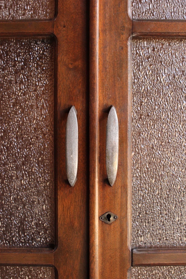 ダイヤガラスの戸棚