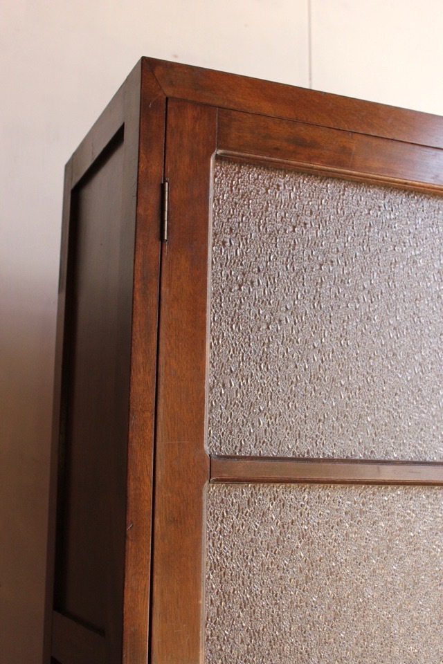 ダイヤガラスの戸棚