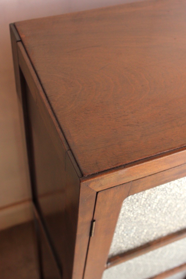 ダイヤガラスの戸棚