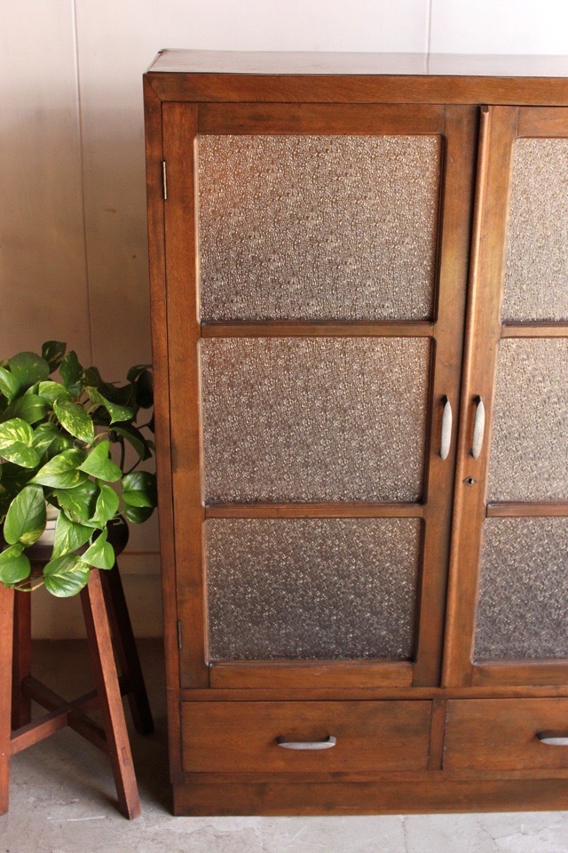 ダイヤガラスの戸棚