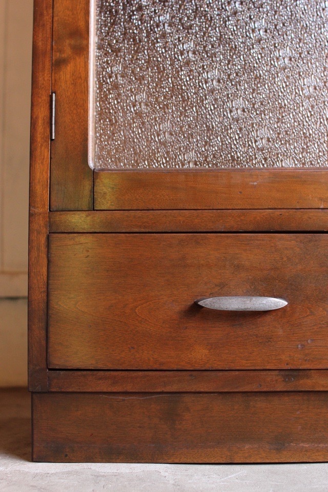 ダイヤガラスの戸棚