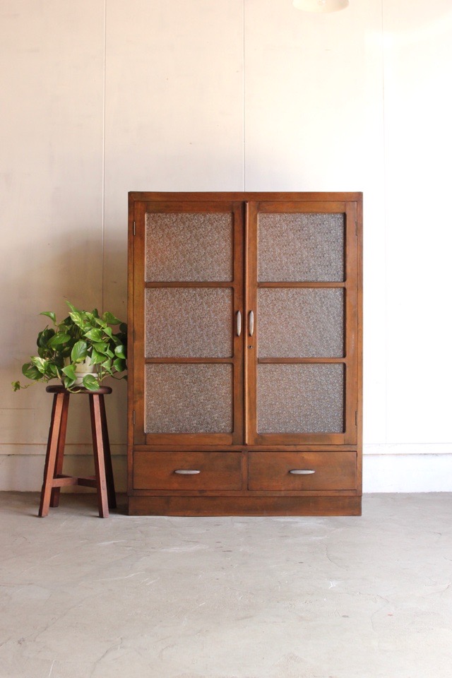 ダイヤガラスの戸棚