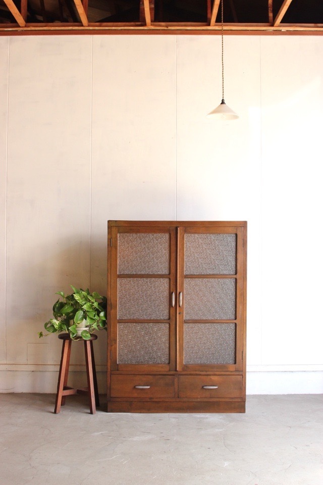 ダイヤガラスの戸棚