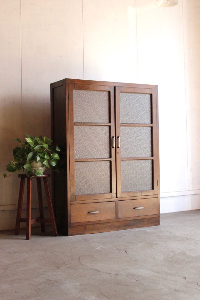 ダイヤガラスの戸棚