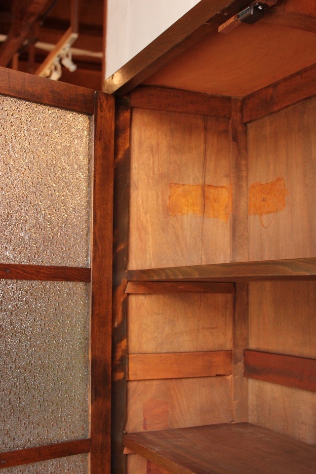 ダイヤガラスの戸棚