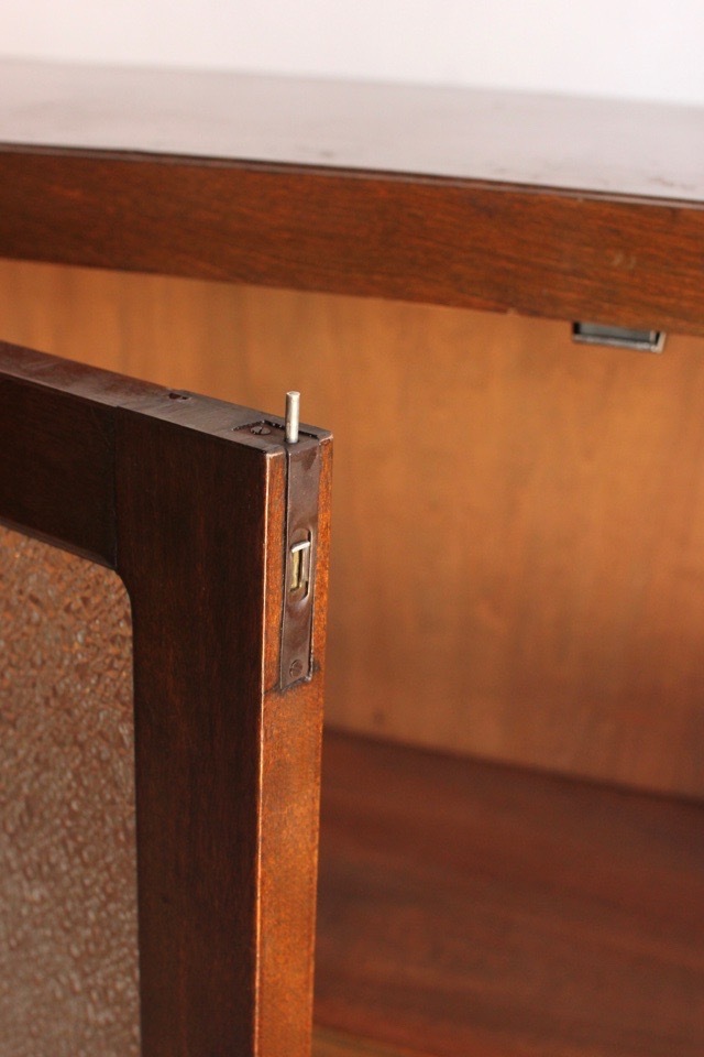 ダイヤガラスの戸棚